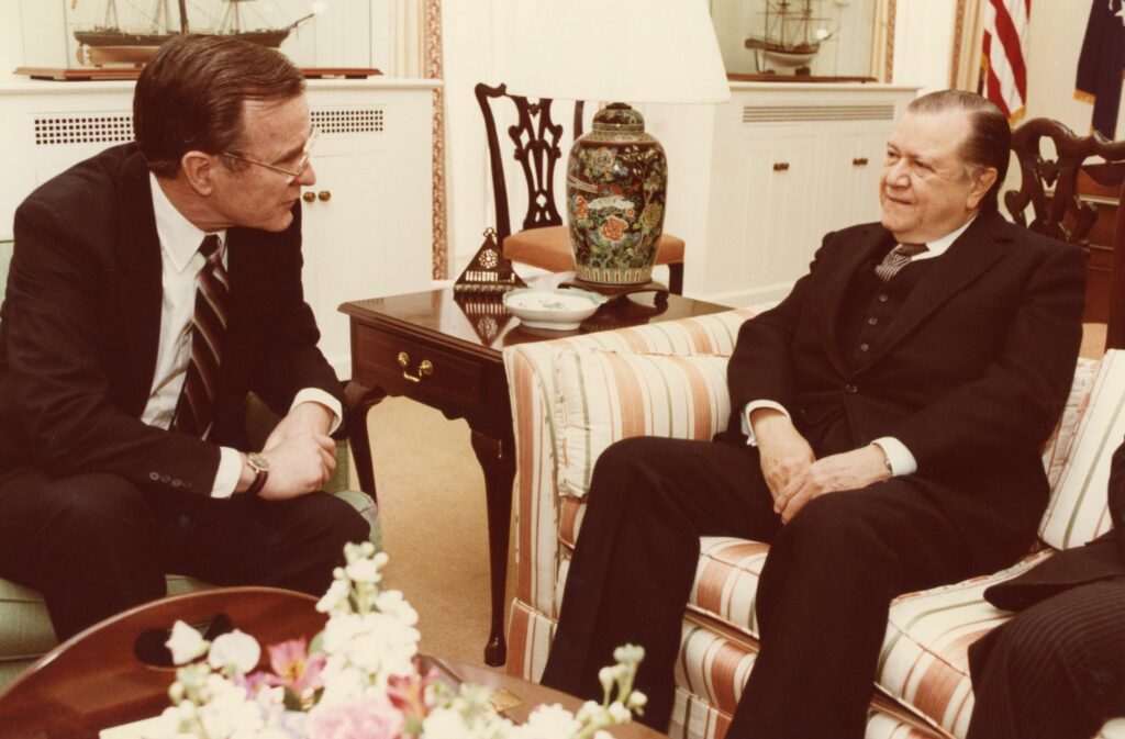 1982. Marzo, 3. Encuentro con el vicepresidente de los Estados Unidos, George Bush.