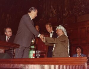 1982. Septiembre. Encuentro con Yaser Arafat en Roma. Conferencia Interparlamentaria.