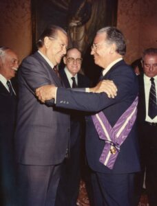 1983. Abrazo con el presidente Belisario Betancur. Detrás están Ezequiel Monsalve Casado, Godofredo González y Felipe Montilla.