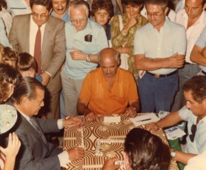 1983. Abril, 10. Jugando dominó en el Centro Asturiano de Caracas.