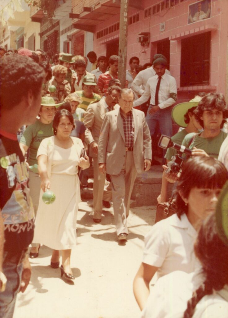 1983. Abril, 27. Recorrido por el Barrio Nuevo Chapellín en Caracas.
