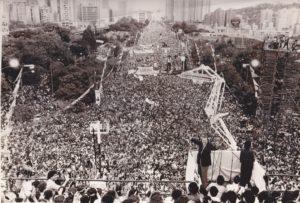 1983. Abril. Mitin de inicio de campaña electoral, en la avenida Bolívar de Caracas.
