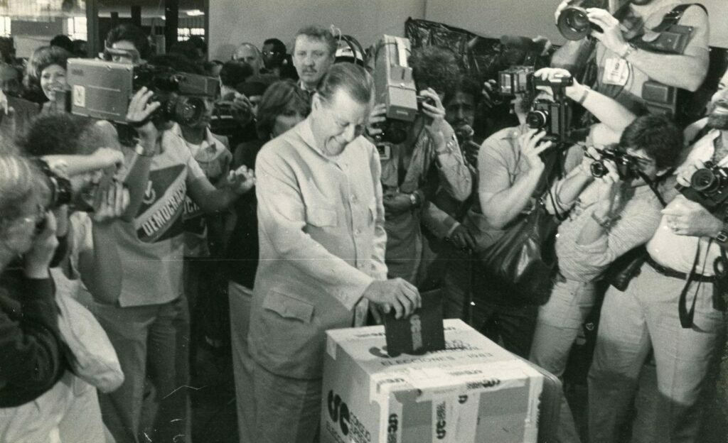 1983. Diciembre, 4. Día de las elecciones presidenciales, Rafael Caldera ejerciendo su voto.
