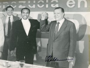 1983. Encuentro con el campeón de boxeo Rafael Oronó. Al fondo, Ildemaro Martínez.