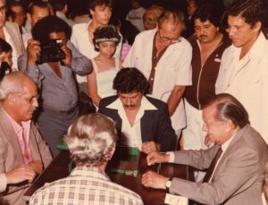 1983. Julio, 3. Jugando dominó en un acto en San Bernardino, Caracas, en la campaña electoral.
