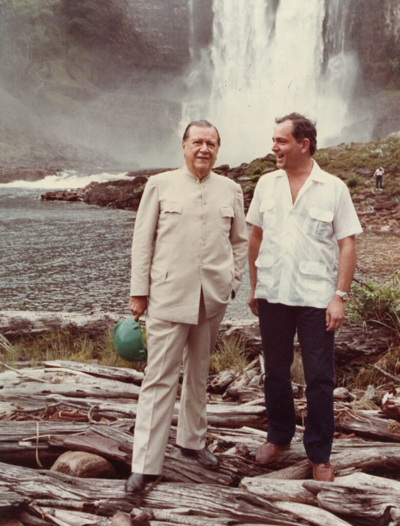 1983. Julio, 30. Con Jorge Sucre en el salto Chinak Merú del río Aponguao.