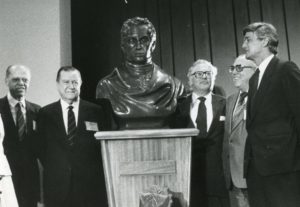 1983. Junio, 14. Colocación de un busto de El Libertador Simón Bolívar en el Parlamento Europeo, Bruselas, Bélgica.