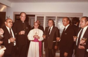 1984. Abril, 6. En Panamá, con el presidente Jorge Illueca, el arzobispo Marcos Mc Grath y el embajador César Rondón Lovera.