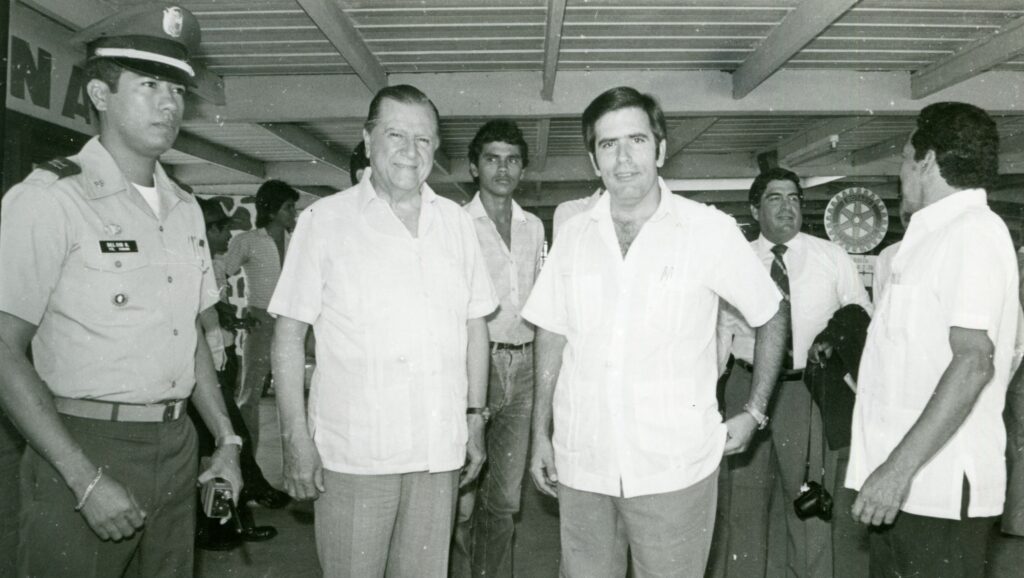 1984. Abril, 7. En compañía del presidente de la Asociación de Ejecutivos, Raúl Hernández, en Panamá, con motivo de asistir como invitado de honor a su XIX versión anual, CADE 84.