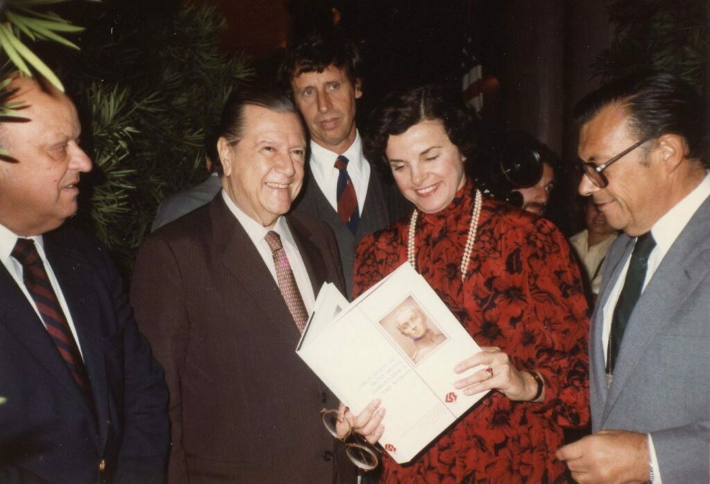1984. Julio, 17. Con la alcaldesa de la ciudad de San Francisco, Dianne Feinstein, en compañía de Julio Sosa Rodríguez.