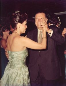 1984. Octubre, 16. En el matrimonio Villegas, bailando con Thais Valero de Aguerrevere.