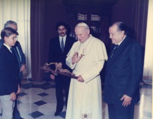 1985. Diciembre. Audiencia privada con SS Juan Pablo II. En la foto, bendice a un Cristo que Caldera compró para la Iglesia de la Misión de Kavanayen, en la Gran Sabana.