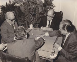 1985. Diciembre. Partida de dominó en la casa de Antonio Armas Camero, con Gonzalo Barrios, Godofredo González y Armando Sánchez Bueno.