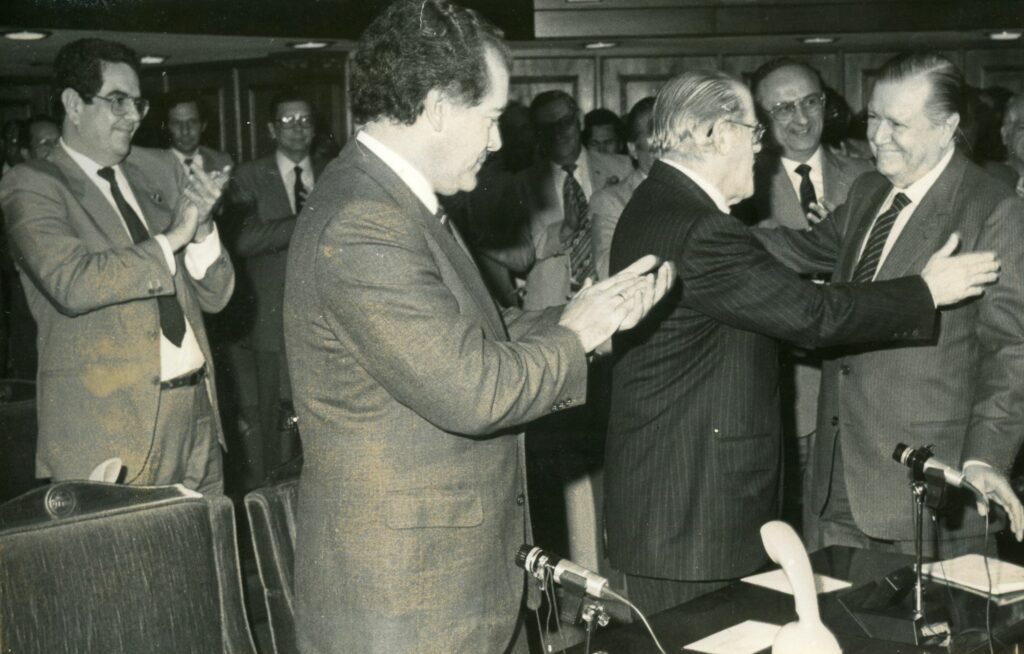 1985. Julio, 2. Al finalizar el discurso de presentación del proyecto de reforma de la Ley del Trabajo, con Godofredo González y Eduardo Fernández.