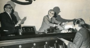 1985. Julio, 2. Entrega del proyecto de reforma de la Ley del Trabajo a Reinaldo Leandro Mora, en presencia de Hilarión Cardozo.