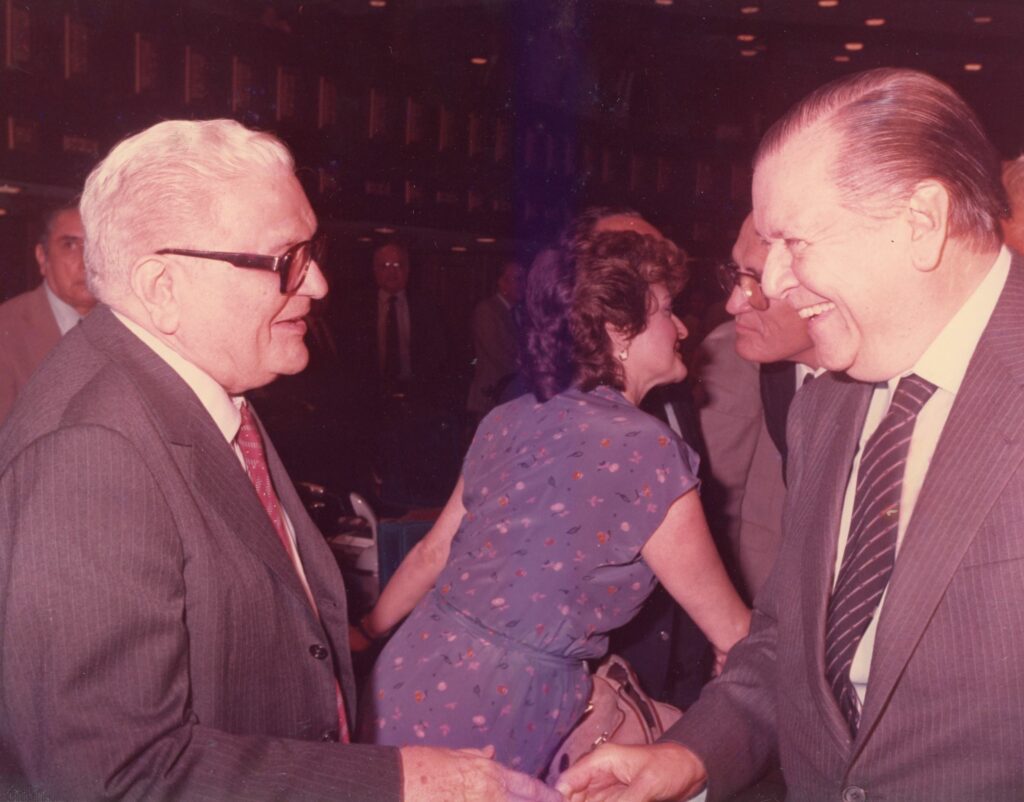 1985. Julio, 2. Saludando a Gonzalo Barrios en el Congreso. Detrás, Paulina Gamus.