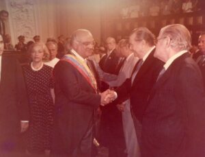 1985. Julio, 5. Saludo al presidente Jaime Lusinchi en el Capitolio Nacional, en compañía de Godofredo González. Detrás, Ismenia Villalba.