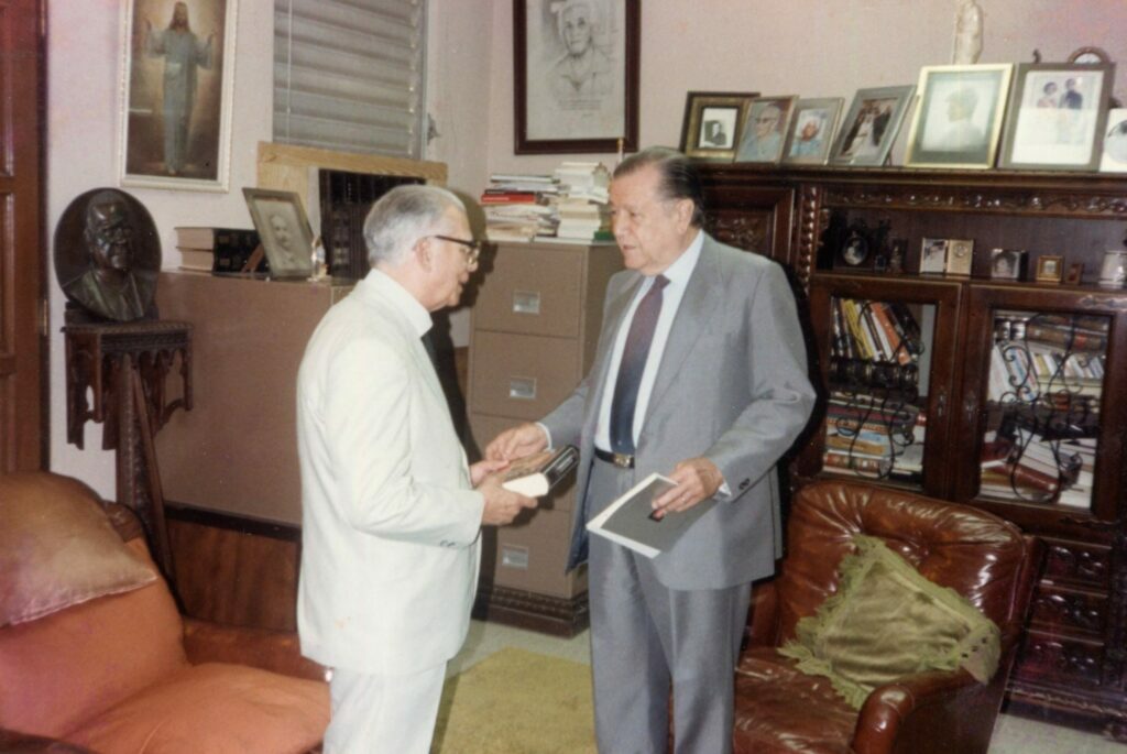 1986. Mayo, 5. Visita al expresidente Joaquín Balaguer.