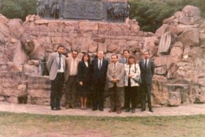 1987. Abril, 28. Encuentro en Salta, Argentina, con motivo de una conferencia en la Universidad Católica. Monumento a Güemes