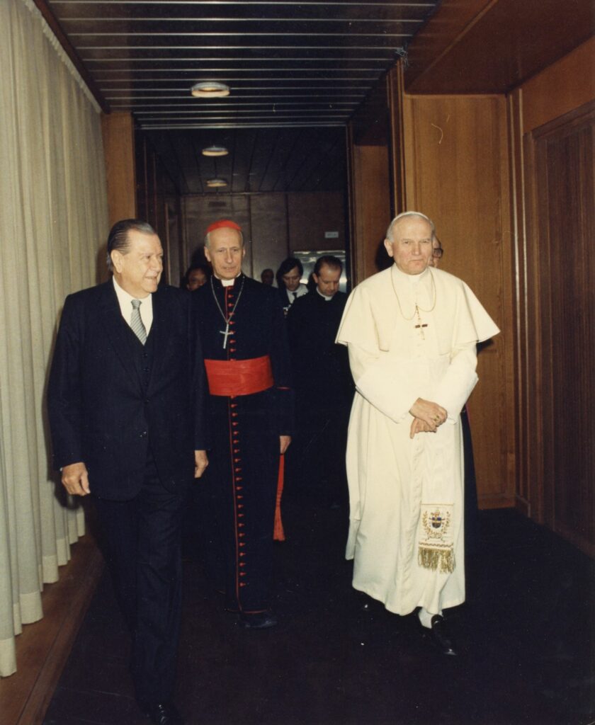 1987. Con su Santidad Juan Pablo II y su Eminencia el Cardenal Echegaray