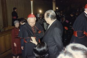1987. Marzo, 25. Con el Cardenal Rosalio Castillo Lara en el Vaticano.