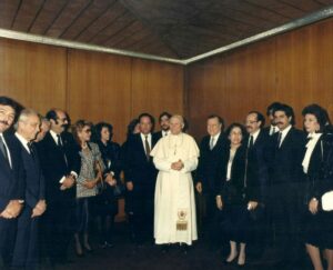 1987. Marzo, 25. Saludo privado al Papa Juan Pablo II de la familia e invitados especiales.