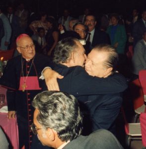 1987. Mayo, 21. Abrazo a Luis Betancourt y Galíndez en acto de homenaje en Carabobo. Detrás están Monseñor Henríquez, Aldemaro Romero y Saúl Branger.