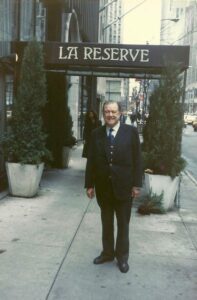 1987. Noviembre, 28. Frente al restaurant La Reserve, en Nueva York.