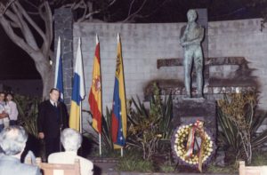 1988. Enero, 11. Ofrenda floral ante el monumento del Libertador en Garachico, Islas Canarias.