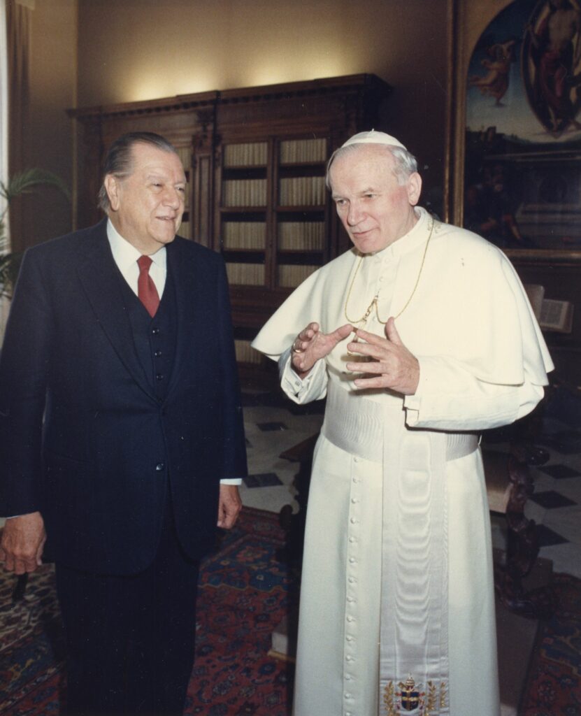 1988. Febrero, 19. Audiencia con SS Juan Pablo II, El Vaticano, Roma.
