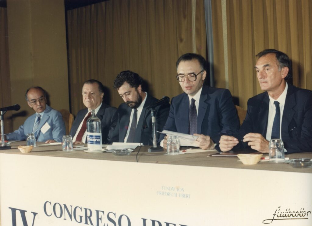 1988. Febrero, 27. En el IV Congreso Iberoamericano de Derecho Constitucional, en Madrid.