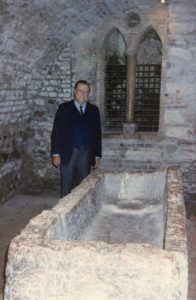 1988. Mayo, 1. En la tumba de Julieta, Convento de San Francisco del Corso, Verona, Italia.