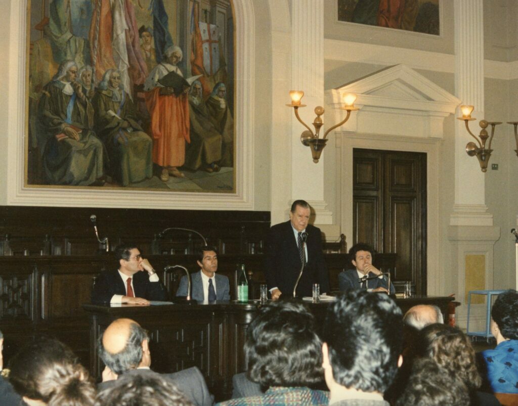 1988. Mayo, 4. Conferencia en la Universidad de Sassari, Italia.