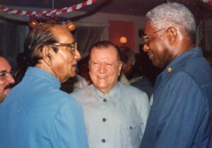 Rafael Caldera en Georgetown, Guyana, con motivo de los 80 años del dirigente Jai-Narine Sing, 4 de noviembre de 1988.