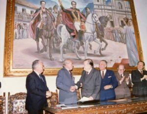 1989. Julio, 5. En la Quinta de Bolívar, Bogotá, con los expresidentes Belisario Betancur, Alfonso López Michelsen y Misael Pastrana Borrero.