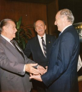 1989. Julio, 6. Encuentro con el ex presidente Misael Pastrana Borrero en Bogotá. Al fondo el embajador Ildegar Pérez Segniny