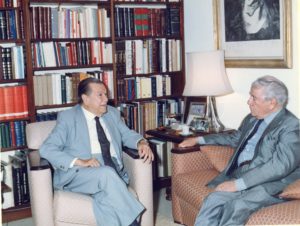 1989. Visita a Tinajero del embajador de Chile, Aniceto Rodríguez Arenas.