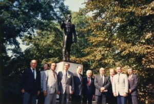 1989.Septiembre, 7. Ante la estatua de Bolívar en Londres.