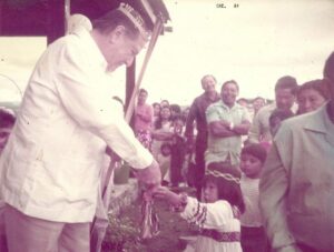1990. Abril, 14. Intercambio de regalos al final de la Semana Santa en Kavanayén, la Gran Sabana.
