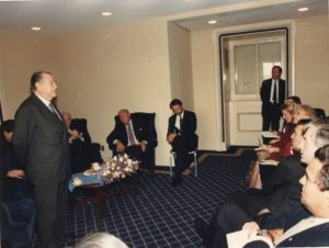 1990. Febrero, 7. Reunión con congresantes de USA en el Capitolio, Washington.