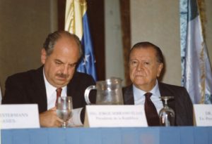 1992. Agosto. En Guatemala, con el presidente Jorge Serrano Elías.