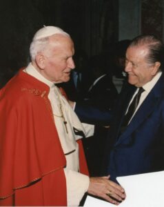 1992. Mayo, 12. Saludo a SS Juan Pablo II en audiencia colectiva para los participantes en el Simposio por los 500 años del Descubrimiento.