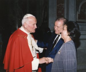 1992. Mayo, 12. Saludo a SS Juan Pablo II en audiencia ofredia a los participantes en el Simposio sobre los 500 años del Descubrimiento, en El Vaticano, Roma.