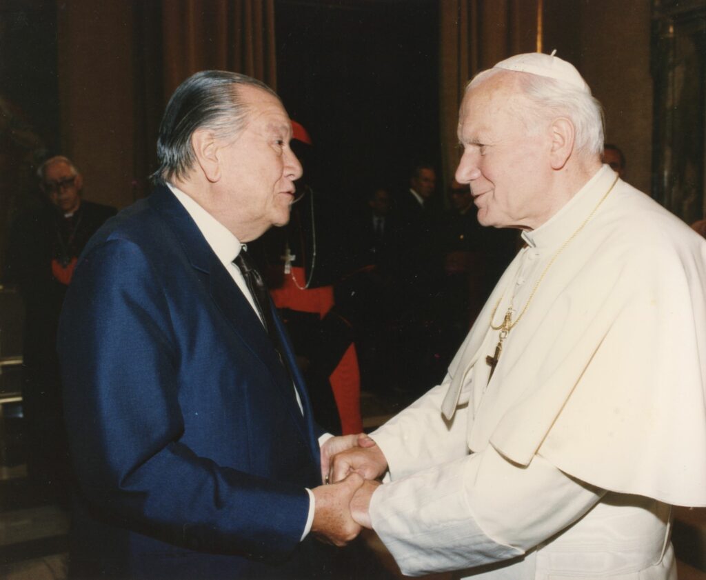 1992. Mayo, 13. Audiencia privada con SS Juan Pablo II, Vaticano, Roma.