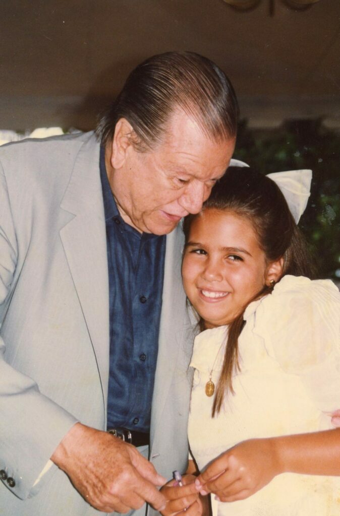 1992. Mayo, 23. Con su nieta, Ana Teresa Araujo Caldera, en su primera comunión.
