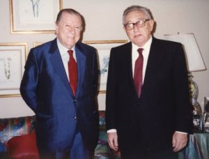 1993. Abril, 29. Reunión con Henry Kissinger, en Nueva York.