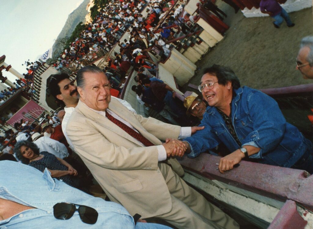 1993. Enero, 24. En el Nuevo Circo de Caracas, saluda a Joselo Díaz, en compañía de su hijo Andrés.