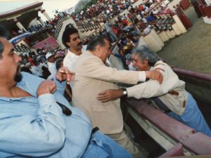 1993. Enero, 24. En el Nuevo Circo de Caracas, saluda al Maestro Jesús Soto, en compañía de su hijo Andrés y su yerno Fernando Araujo Medina.