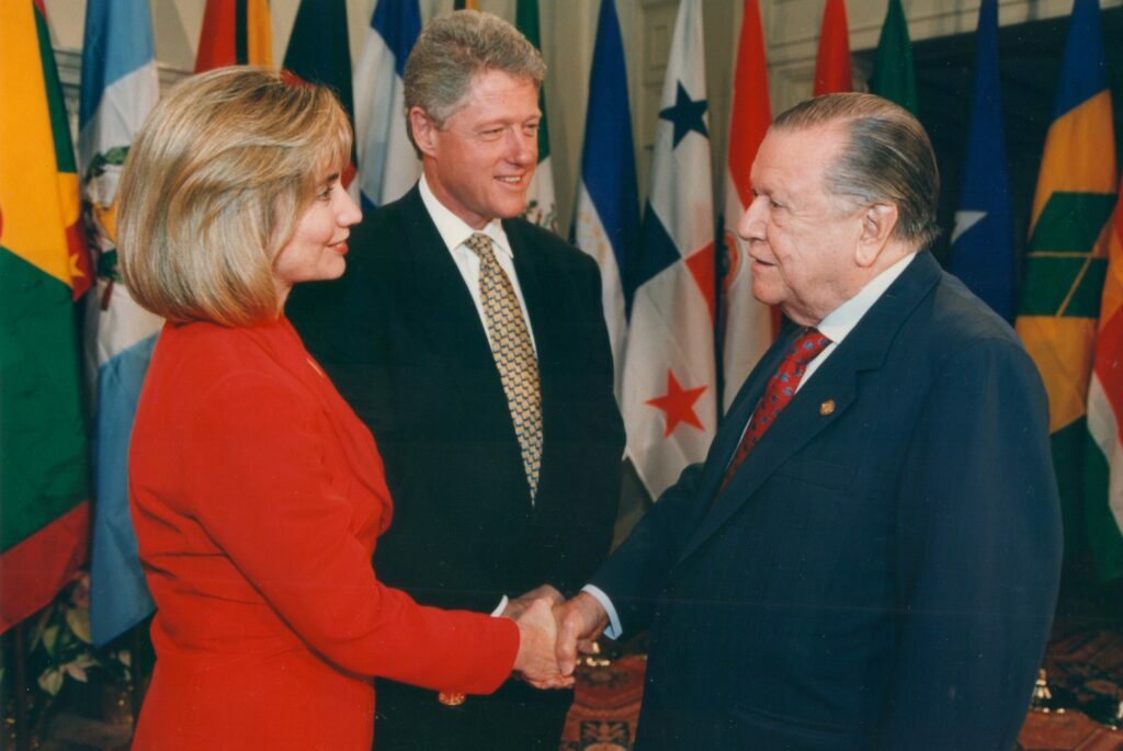1994. Diciembre, 8. Saludo al presidente de Estados Unidos, Bill Clinton, y su esposa Hillary, en la Cumbre de las Américas, Miami.