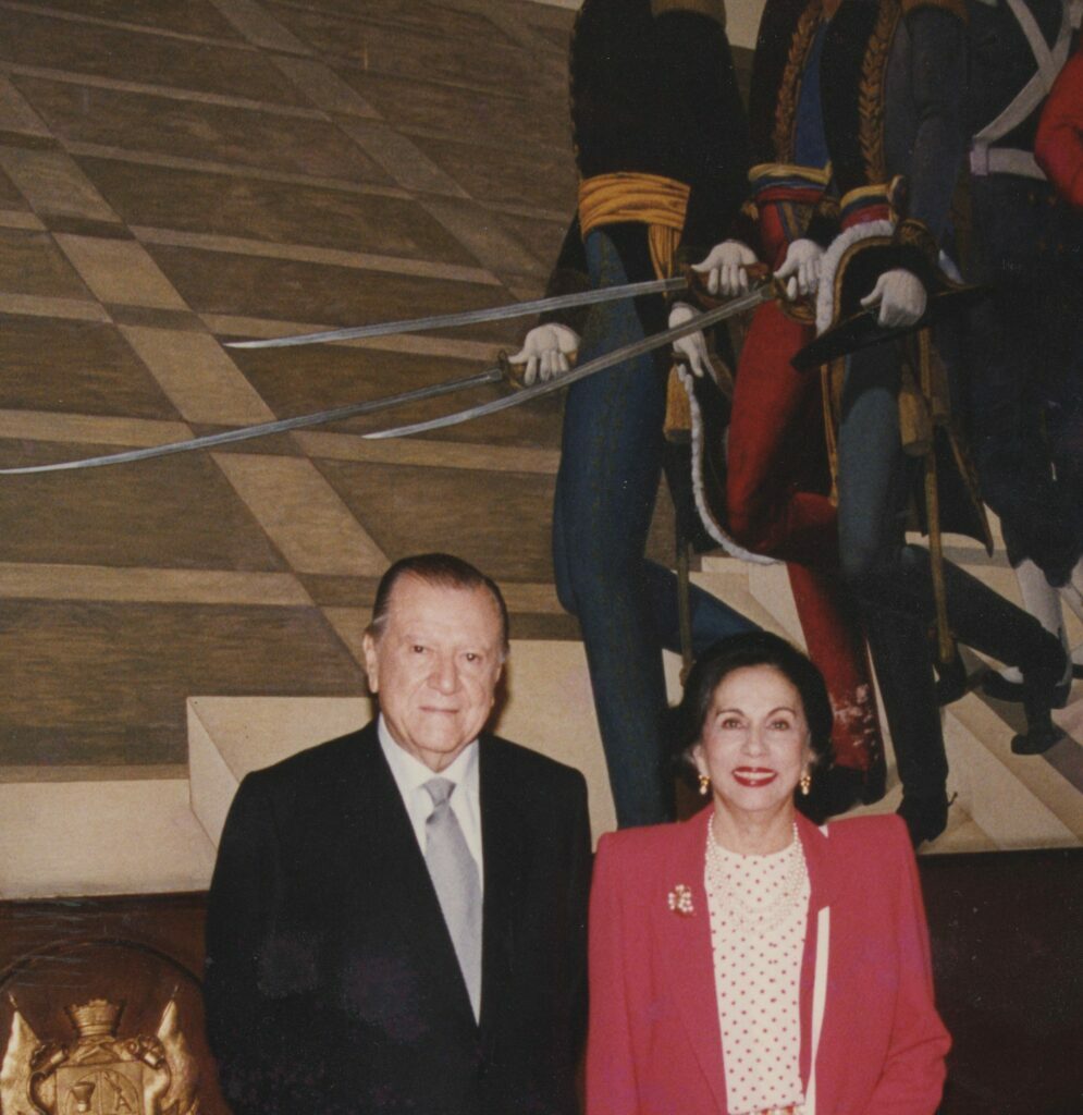 1994. Febrero, 2. En el Capitolio Nacional, salón de los escudos, la pareja presidencial 1994-1999.
